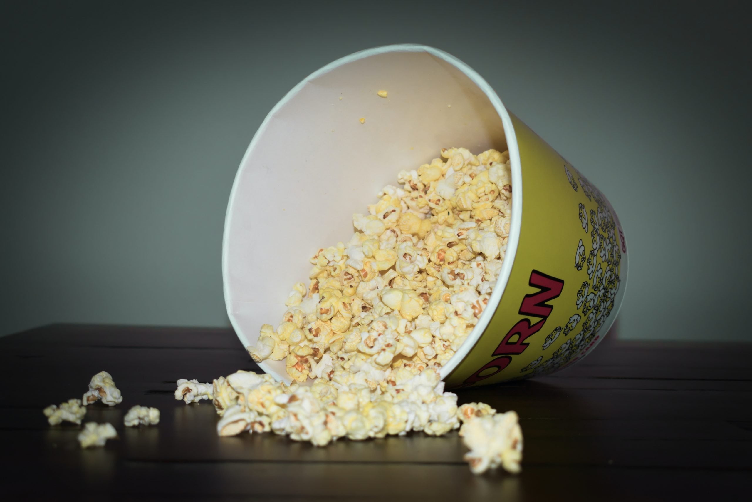 ¿Qué alimentos pueden comer los gatos? 1 popcorn being poured from cup